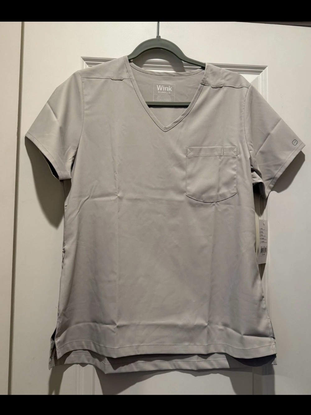 NWT Wink Boundless Women's 2 Chest Pocket V-Neck Scrub Top Medium 6151 Cloud